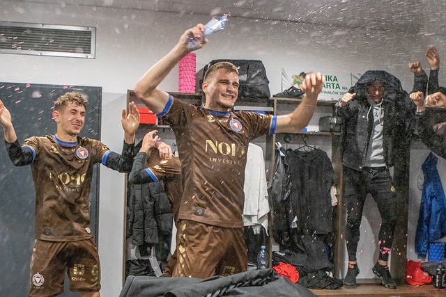 架下自律自 架下自律自